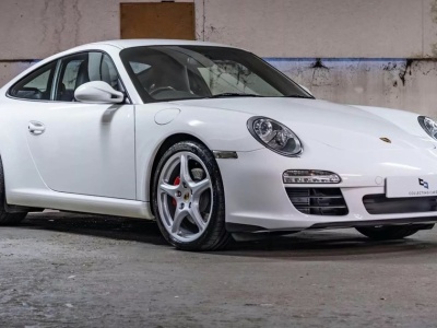 Znany dziennikarz sprzedaje swoje Porsche. Z tyłu dużo się dzieje