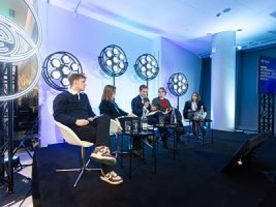 Doradca ministra może zarabiać poniżej minimalnej krajowej. Polska buduje kadry urzędnicze bez ładu i składu