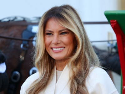 Wyszła cała w bieli. Jeden akcent skupił uwagę zebranych