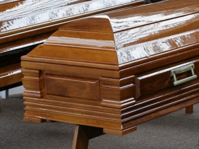 Obudziła się w trumnie przed kremacją. 