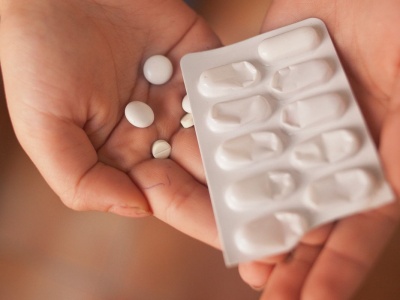 Ibuprofen czy paracetamol - co wybrać? Farmaceuta zwraca uwagę na jedno