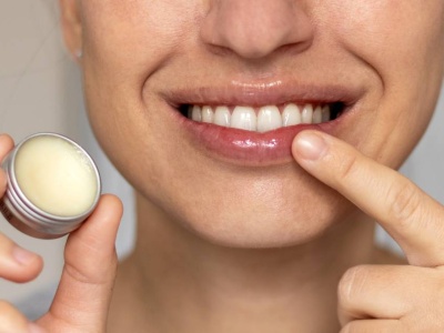 Black Week: spierzchnięte i popękane usta? To masełko w 4 odcieniach nawilża i chroni