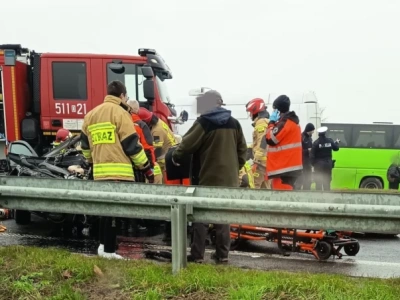Flixbus zderzył się z oplem pod Wrocławiem. Autokar wpadł do rowu, kierująca osobówką jest w ciężkim stanie