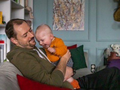 Jacek wziął urlop tacierzyński. 