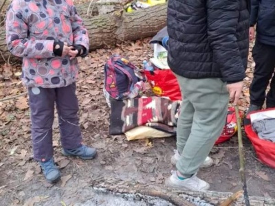 Matka z dwójką dzieci koczowała nad Wisłą. Siedzieli przy ognisku