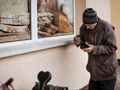 Mieszka w schowku na miotły. 