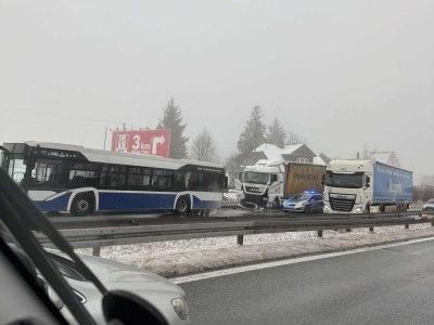 Poważny wypadek na zakopiance. Ciężarówka uderzyła w autobus MPK – cztery osoby w szpitalu (Galeria)