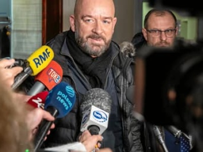 Akt oskarżenia dla Sutryka. W tle prezentacje z internetu