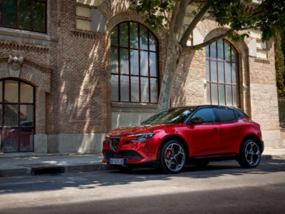 Nowa Alfa Romeo Junior MY26. Zamówienia ruszyły, a kompakt zdobywa świat.