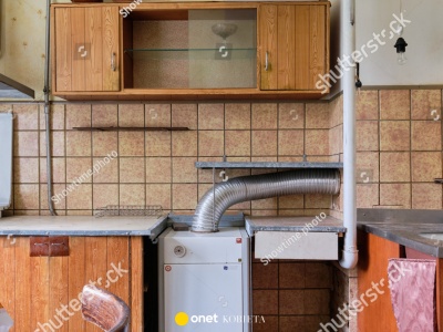 Sedes w pokoju, żółta od brudu wanna, drzwi w szafie. Zaskakujące realia wynajmu mieszkań