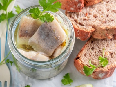 ​Idealna na andrzejkowy wieczór. Śledziowa sałatka z karmelizowaną cebulą i chrupiącymi migdałami