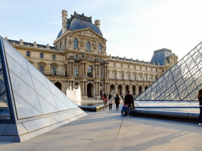 Podnośnik, włamanie przez balkon, rozbite gabloty w Galerii Apolla... Kto jest sprawcą zuchwałej kradzieży klejnotów?!