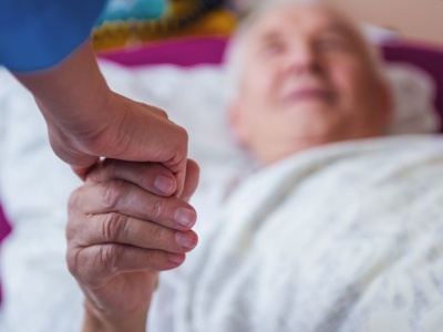 Kompleksowość ponad doświadczenie? Kontrowersje wokół nowych zasad kontraktowania opieki długoterminowej