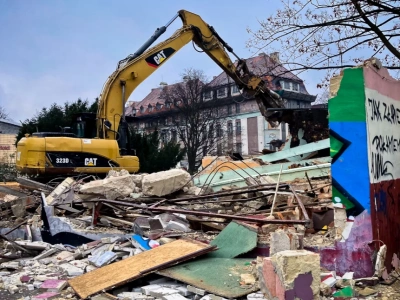 Trwa wyburzanie starych pawilonów przy placu Klasztornym w Legnicy