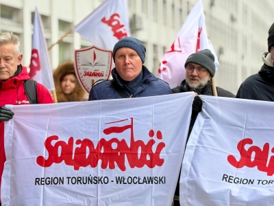 Oby pensje nauczycieli dogoniły przeciętne zarobki, a zawód odzyskał godność. Pikieta w Bydgoszczy