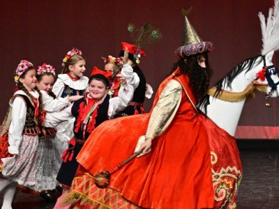 Teatr Pieśni i Tańca WICI – Między domem a tęsknotą