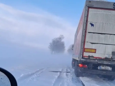 Wyjątkowo trudne warunki na Podkarpaciu: policja ratuje kierowców z zamieci