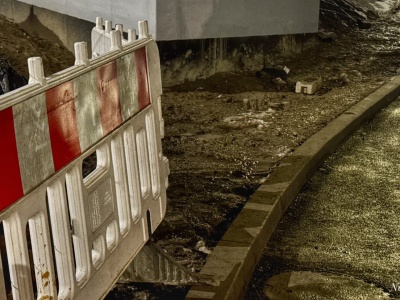 Położyli nowy asfalt, ale chyba zapomnieli o chodnikach