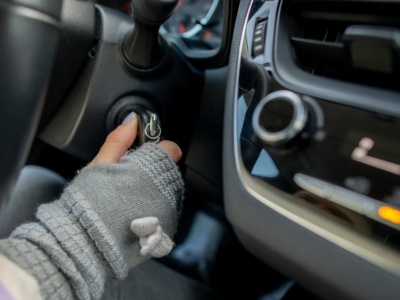 Jak odpalić zimą auto, żeby nie niszczyć silnika? Jest sposób, żeby uniknąć tego błędu