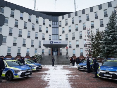 Hybrydowe Kie zasiliły policyjną flotę. W Częstochowie odbyło się uroczyste przekazanie nowych radiowozów