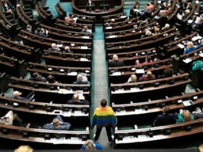 Małżeństwa jednopłciowe w Polsce. Prawica w histerii, rząd chce wykonać wyrok TSUE