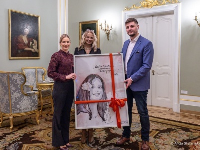 Unikatowa sukienka Pierwszej Damy na aukcji charytatywnej dla Fundacji Wstawaj Alicja z Turki pod Lublinem