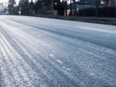 Powiat Ząbkowicki. Opady śniegu i oblodzenie. IMGW ostrzega