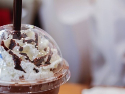 Po raz pierwszy podatek cukrowy obejmie milkshake’i i latte w UK