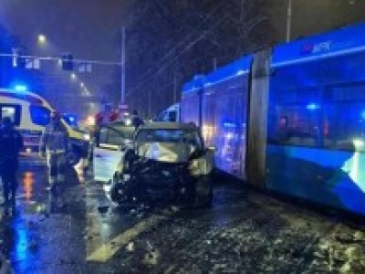 Auto wbiło się w tramwaj, porwany 34-latek nie żyje. Tragiczny finał pościgu we Wrocławiu