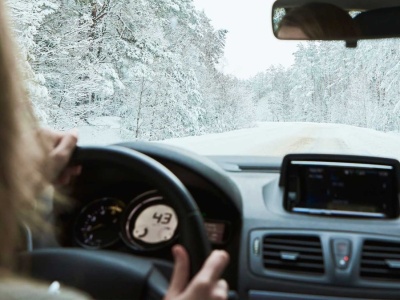 Te błędy kierowców mszczą się zimą. Niektóre popełniamy zanim ruszymy