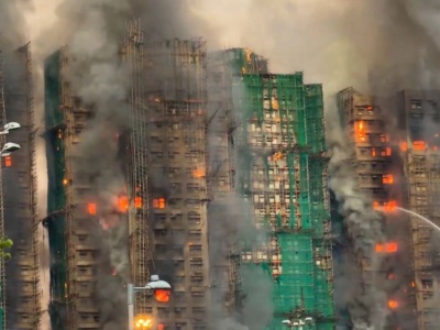 Pożar w Hongkongu porusza cały świat. Ludzie uwięzieni w płonącym bloku