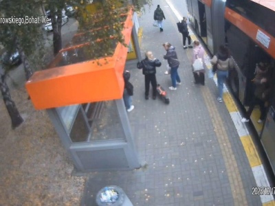 Jechały hulajnogą, potrąciły pieszą na Dąbrowskiego i uciekły. Policja poszukuje dwóch kobiet