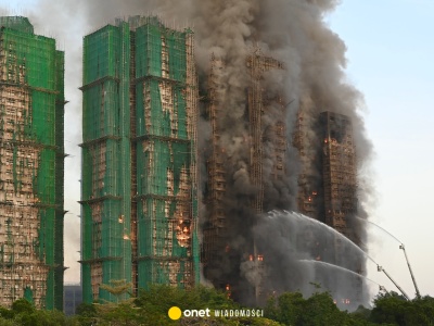 Pożar wieżowców w Hongkongu. Mieszkanka mówi o papierosach. 