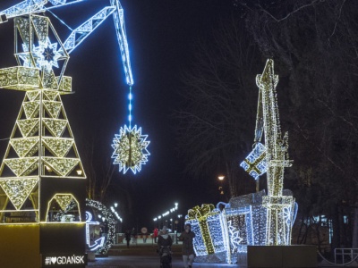 Setki dekoracji, śnieżynki na dźwigach i najpiękniejszy jarmark w Europie. To miasto z pompą szykuje się na święta
