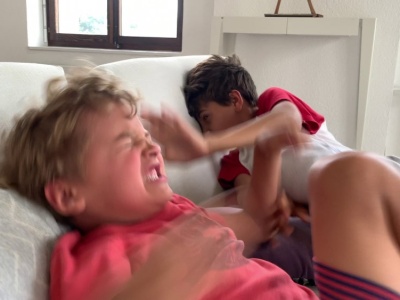 Walka na podłodze wcale nie jest groźna. Ma spore korzyści dla rozwoju dzieci