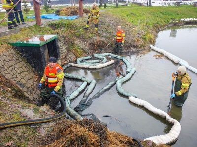 Strażacy z Rzeszowa neutralizują wyciek substancji ropopochodnych