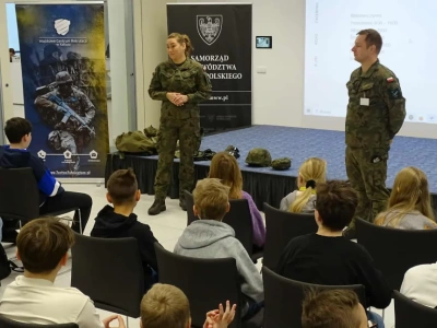 Spotkanie uczniów SP 24 z żołnierzami WCR w Kaliszu w Książnicy Pedagogicznej