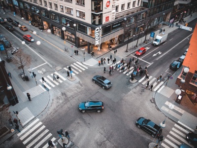 Nie wolno byle jak parkować przed przejściem dla pieszych. Taką odległość trzeba zachować