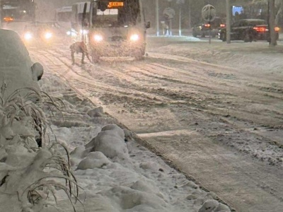 Atak zimy w Koninie – korki, opóźnienia autobusów i ostrzeżenia IMGW