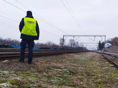 Policjanci patrolują tereny kolejowe