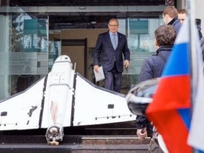 Coś zgubiłeś, ruski cwaniaczku. Zabieraj!