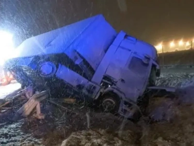 Nowy Actros w rowie, ranny kierowca w szpitalu – zimowy poślizg na A1