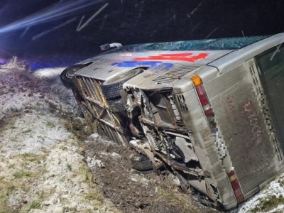 Trudne warunki dają się we znaki. Autobus nagle wpadł do rowu