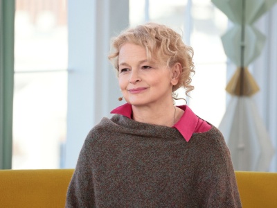 Dominika Ostałowska w długich, falowanych włosach. Gwiazda 