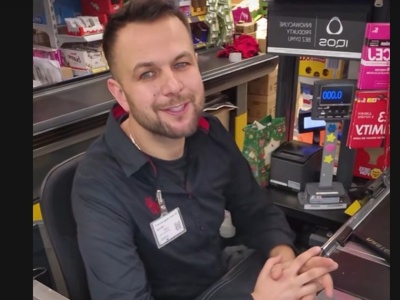 Zachowanie kasjera z Biedronki rozczuliło internautów. 