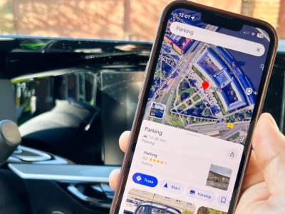 Google Maps pomaga przy parkowaniu. Te cztery funkcje warto znać