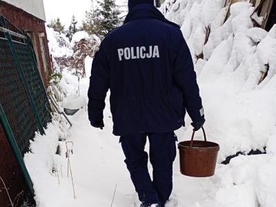 Rozpalili w piecu i sprawdzili instalację. Dzielnicowi z Nowego Sącza pomogli starszemu małżeństwu