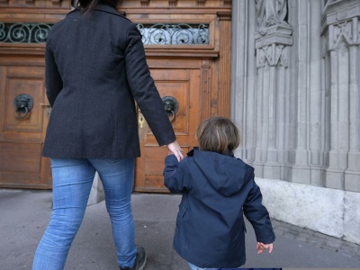 Dziecko płacze w kościele, wierni krzywo patrzą. 