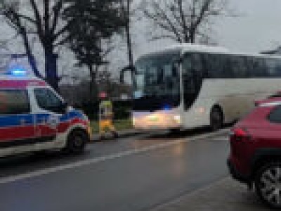 Wypadek w Krzeszycach. Autobus potrącił mężczyznę. Przyleciał śmigłowiec LPR