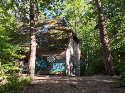 Sprzedają zdewastowaną willę w Pobierowie za milion euro. Dom skrywa mroczną tajemnicę?